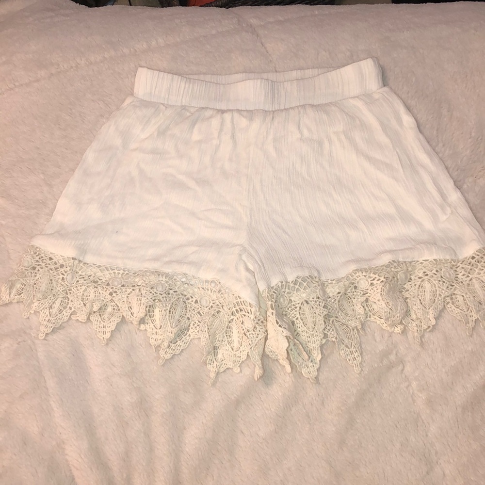 White lace loose fitting shorts